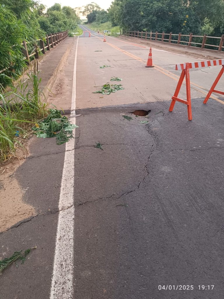 Após colapso em cabeceira de ponte, trânsito é interditado entre Pracinha e Teçaindá