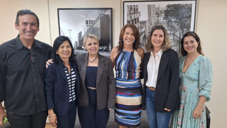 Equipe da Prefeitura de Adamantina participa de encontro na Secretaria de Políticas Públicas para Mulheres