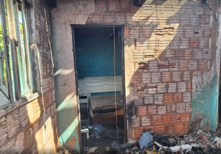Incêndio em residência mata filhotes de cachorro, em Osvaldo Cruz; o próprio morador teria ateado fogo