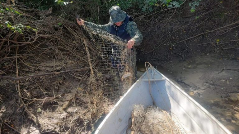 Fiscalização apreende petrechos de pesca armados irregularmente no Rio Aguapeí, em Adamantina