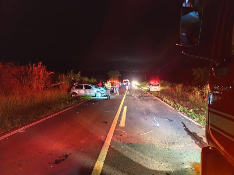 Durante tentativa de ultrapassagem de caminhão, carro roda na pista e é atingido por outro veículo, em Flora Rica