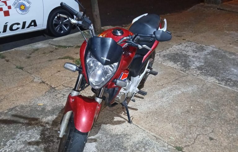 PM apreende moto com placa adulterada, em Lucélia