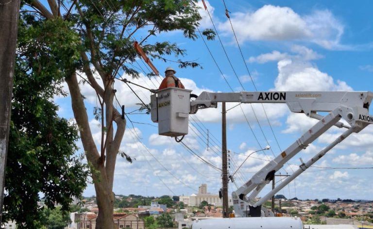 Em uma semana, Energisa troca mais de 1.500 lâmpadas e 240 ventiladores de famílias de baixa renda em Osvaldo Cruz