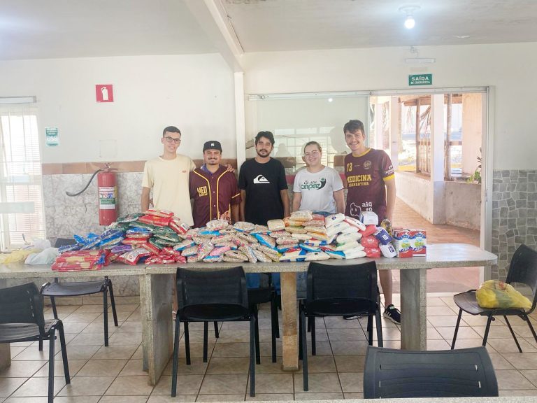 Atlética de Medicina doa alimentos ao Lar dos Velhos, de Adamantina