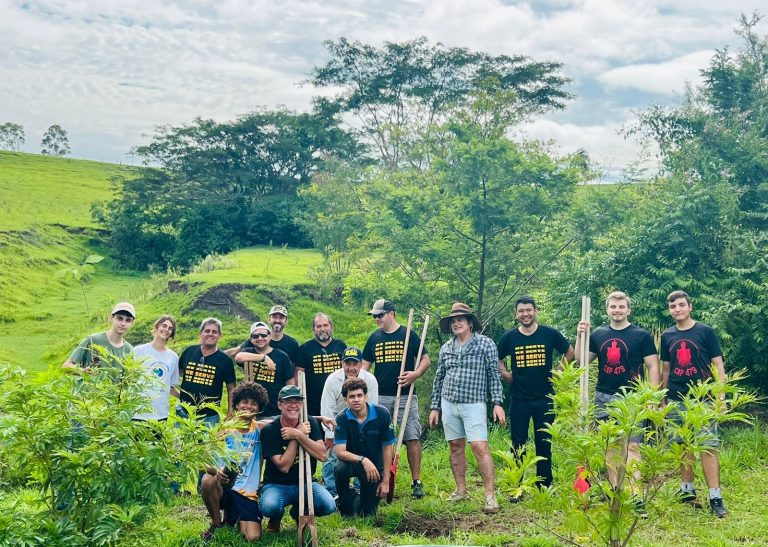 Lions Clube de Adamantina – Cidade Joia planta 300 árvores nativas em ação de reflorestamento