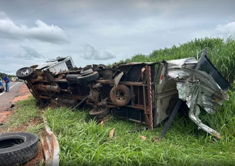Caminhão de Lucélia se envolve em acidente com carreta na SP-425, em Parapuã