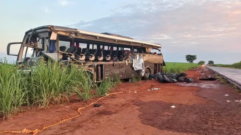 Tragédia no interior de SP: acidente entre ônibus e caminhão causa 12 mortes