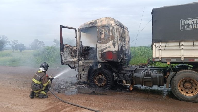 Em Dracena, caminhão de soja pega fogo, mas carga é salva