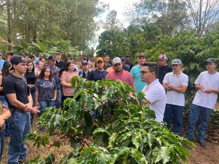 Calouros de Agronomia da FAI realizam atividade de extensão à Treviolo Café em Adamantina
