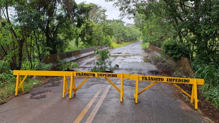 Ponte de acesso ao bairro Tupanzinho é interditada devido às chuvas em Adamantina