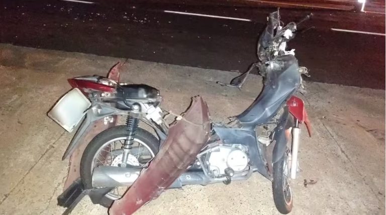 Moradora de Lucélia fica gravemente ferida em colisão entre moto e picape na SP-294, em Adamantina