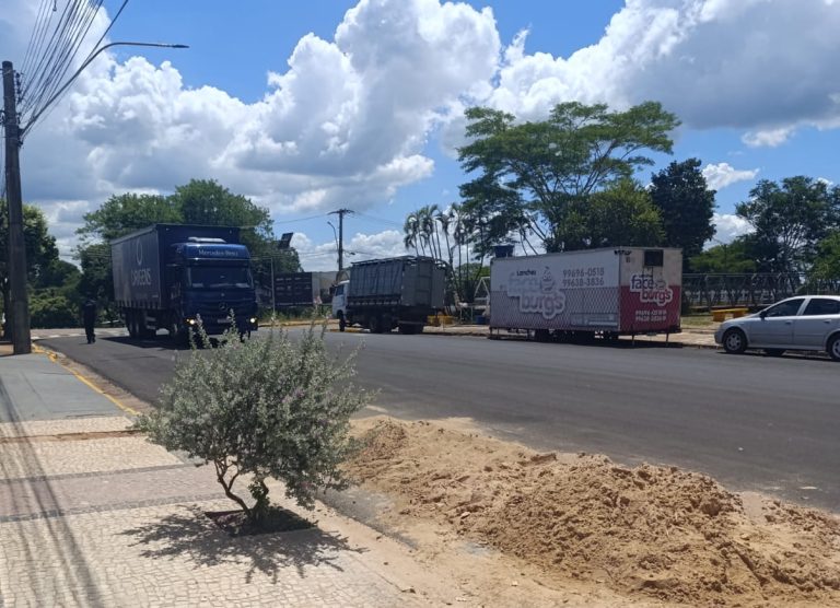 Constantemente com veículos trafegando na contramão, trecho da Avenida Cristovão Goulart Marmo é alvo de reclamações