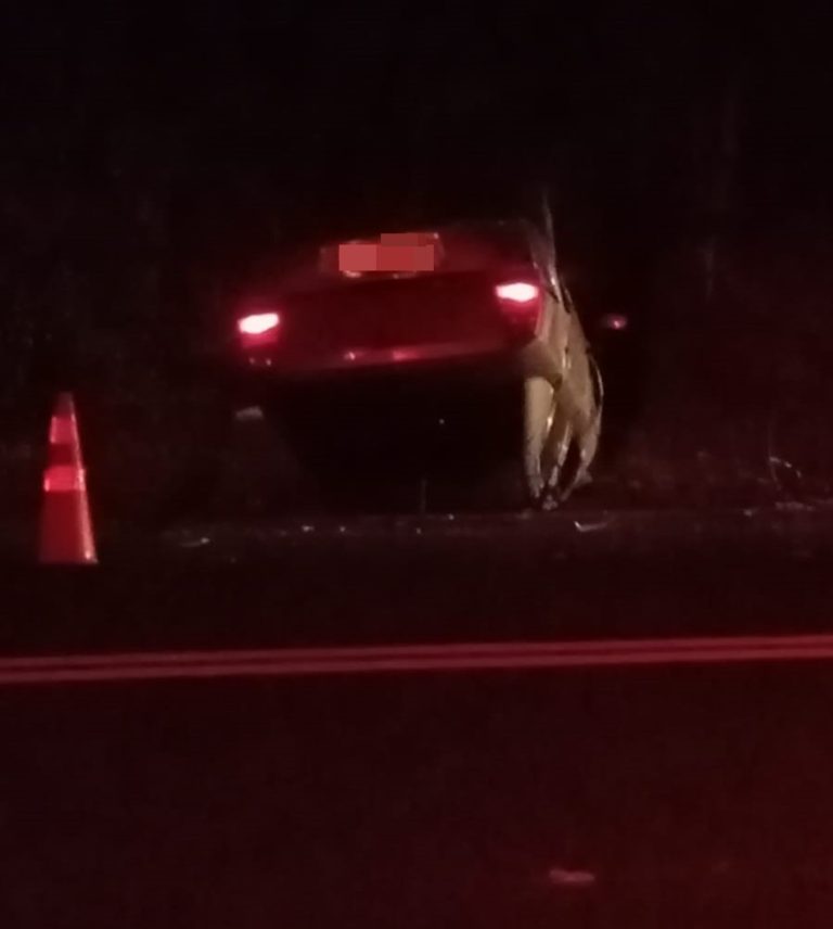 Homem fica ferido após carro capotar na SP-294