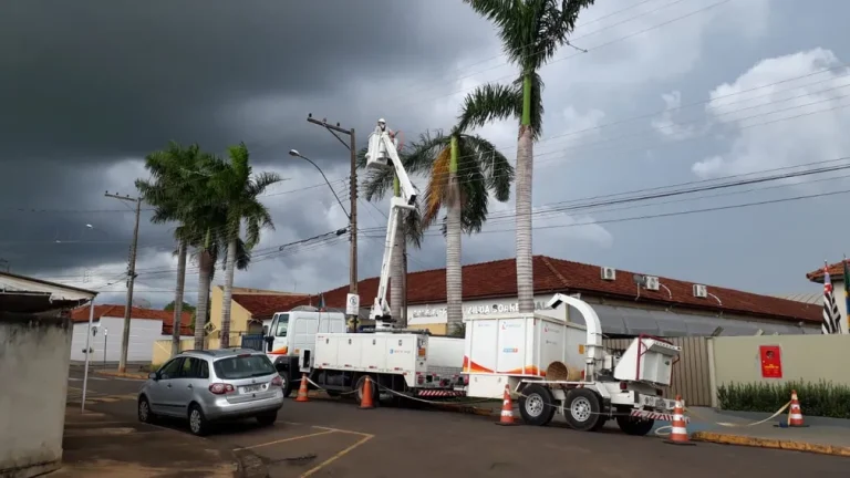 Com previsão de mais chuvas na região, Energisa reforça equipes e orienta população sobre riscos elétricos