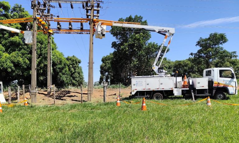 Com equipes trabalhando desde a madrugada de domingo, Energisa conclui melhorias na rede elétrica de Rinópolis