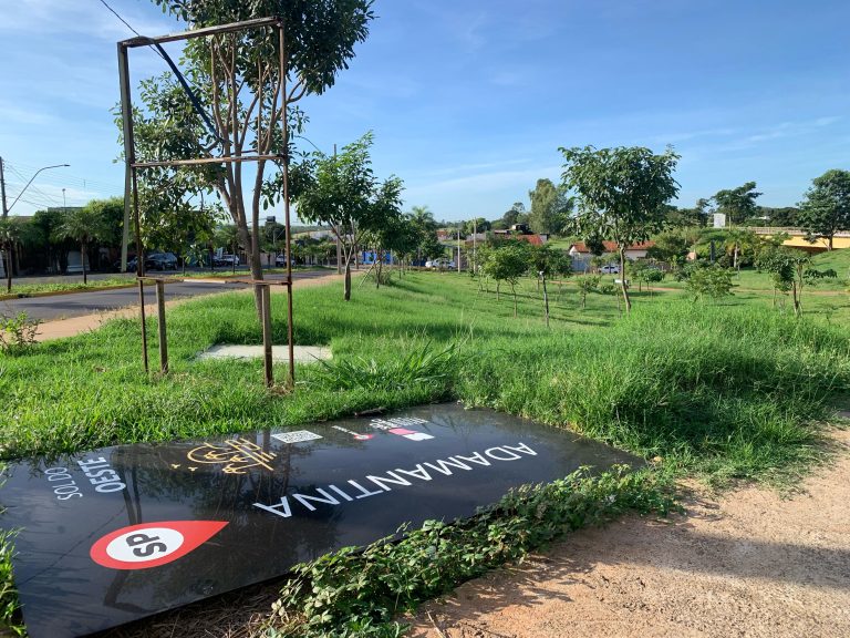 Totem turístico próximo à rodoviária de Adamantina está caído há pelo menos duas semanas