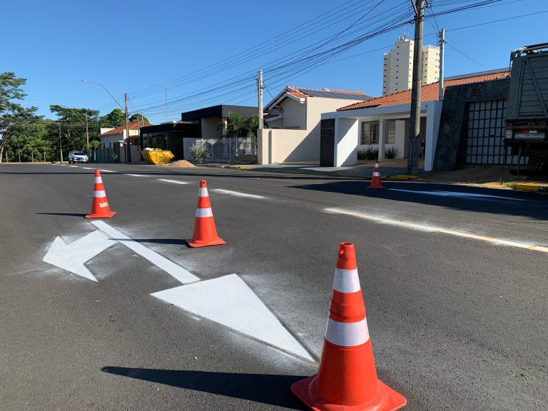 Prefeitura de Adamantina amplia sinalização de solo em trecho crítico da avenida Cristovão Goulart Marmo