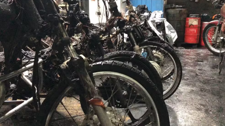 Incêndio em oficina de motos causa prejuízo estimado em R$ 100 mil