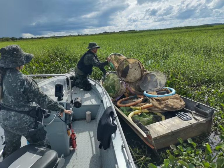 Polícia Ambiental apreende barco e 33 armadilhas de pesca proibida no Rio do Peixe, em Caiuá