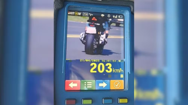 Motociclista é flagrado a mais de 200 km/h na SP-294 em Iacri