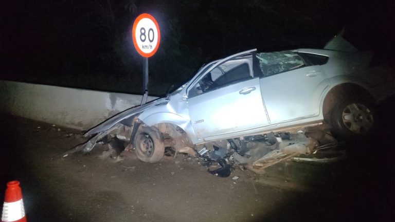 Motorista fica gravemente ferido após capotar carro na SP-294, em Pacaembu