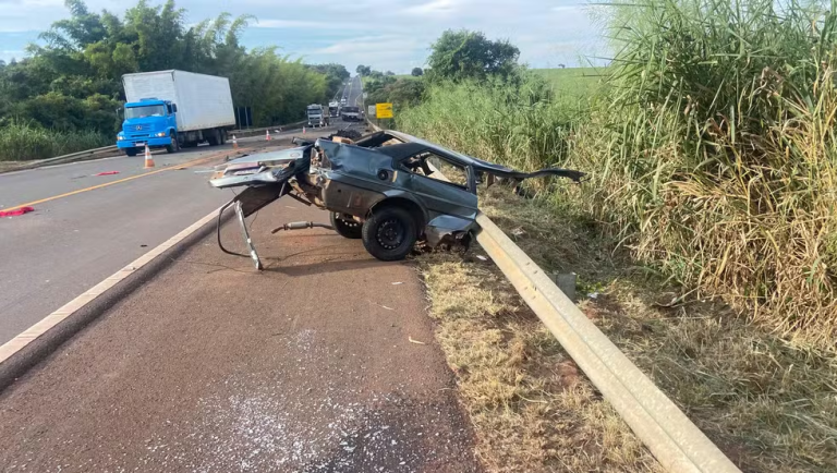 Carro de Rinópolis parte ao meio em colisão com carreta na SP-425 e duas pessoas morrem