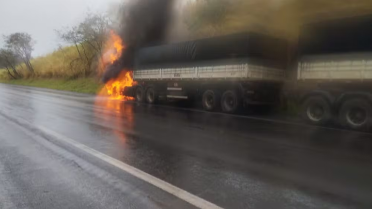 Cabine de caminhão bitrem pega fogo na SP-425 e casal escapa ileso em Parapuã