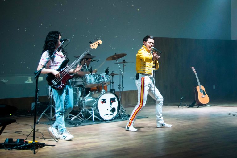 Parapuã celebra o Dia Mundial do Rock com tributo à banda Queen