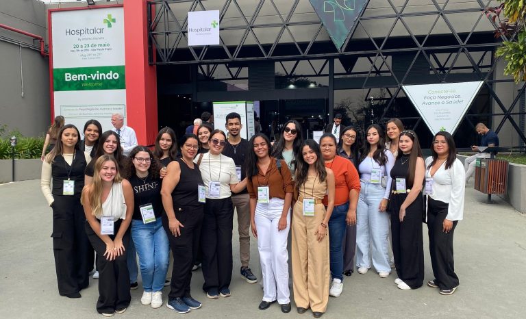 Estudantes de Enfermagem da FAI participam da Feira Hospitalar 2025 em São Paulo