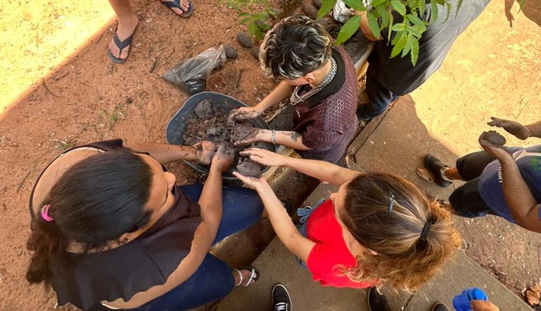 Professores apresentam técnica inovadora de reflorestamento com bombas de sementes em fórum ambiental internacional