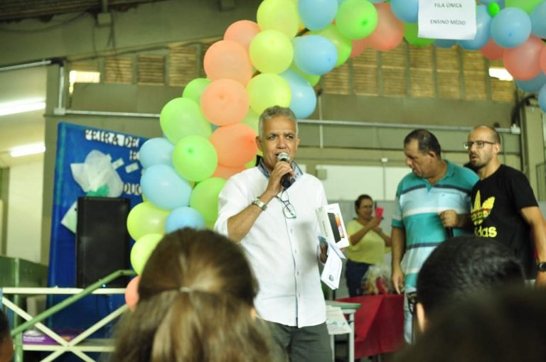 Estudantes e professores da EE Helen Keller, de Adamantina, prestam homenagem ao diretor Paulo Alves de Araújo
