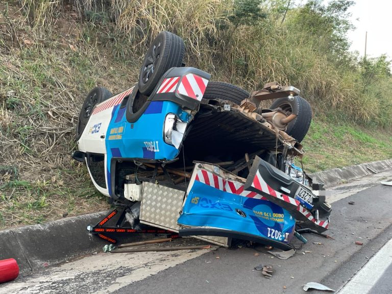 Viatura da Eixo-SP tomba após colisão na SP-294 em Osvaldo Cruz