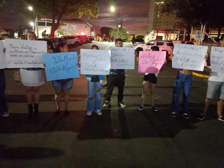 Protesto em evento cultural questiona exoneração de maestro da Banda Marcial de Adamantina