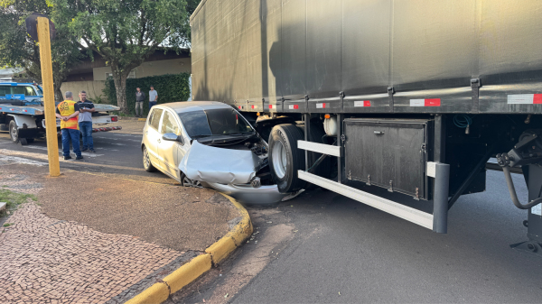 Carro é atingido por carreta durante conversão em cruzamento central de Adamantina