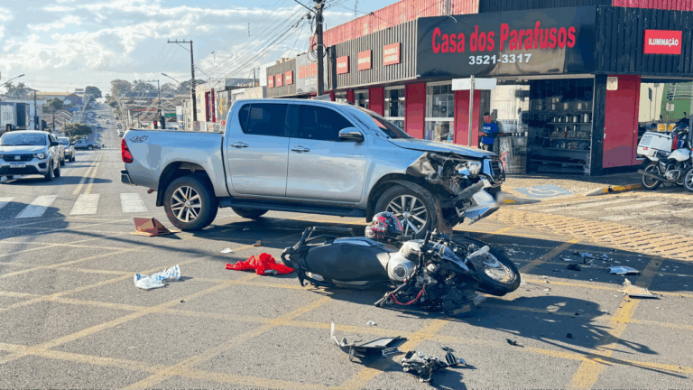 Motociclista fica ferida em colisão com caminhonete no centro de Adamantina
