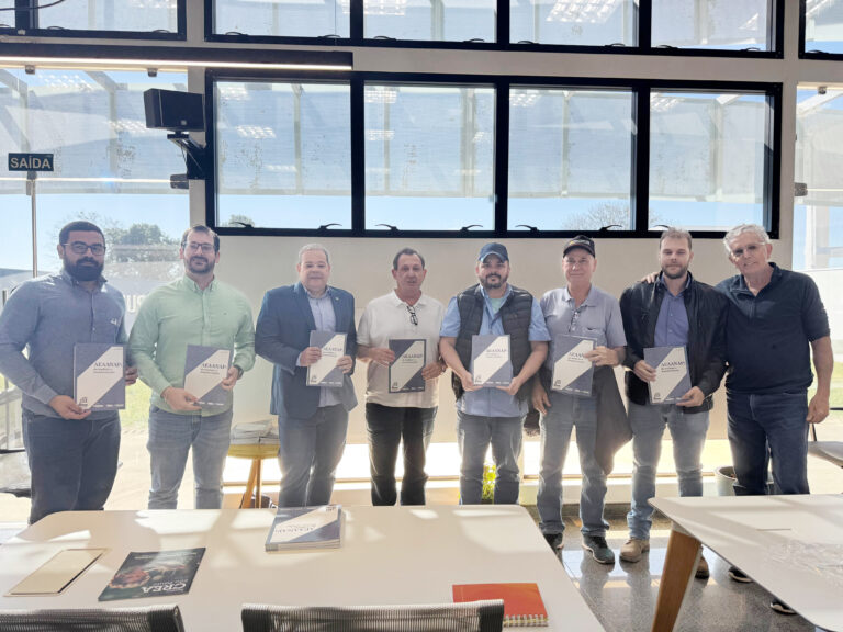Aeaanap lança livro que celebra legado e transformação da Engenharia em Adamantina
