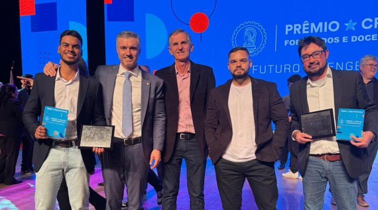 Egressos e docente da FAI recebem homenagem do CREA-SP
