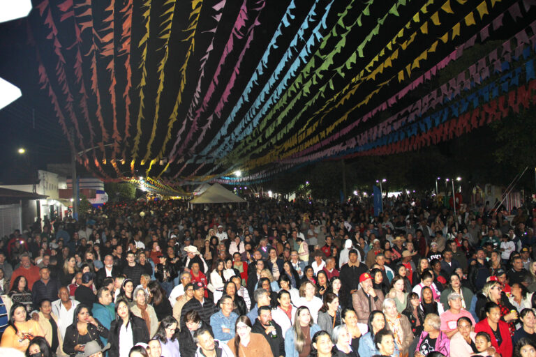 Show de Cezar & Paulinho atrai grande público no Julina FestShow em Salmourão; Bonde do Forró se apresenta neste sábado