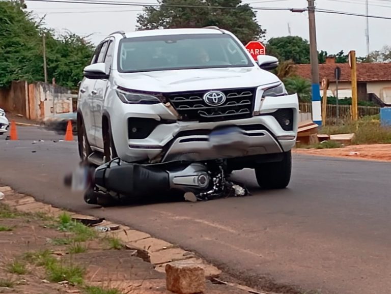 Motociclista fica gravemente ferido em colisão com caminhonete em Osvaldo Cruz