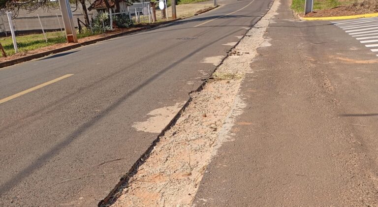 Recorte em asfalto gera reclamações de moradores na Rua Santos Dumont, em Adamantina