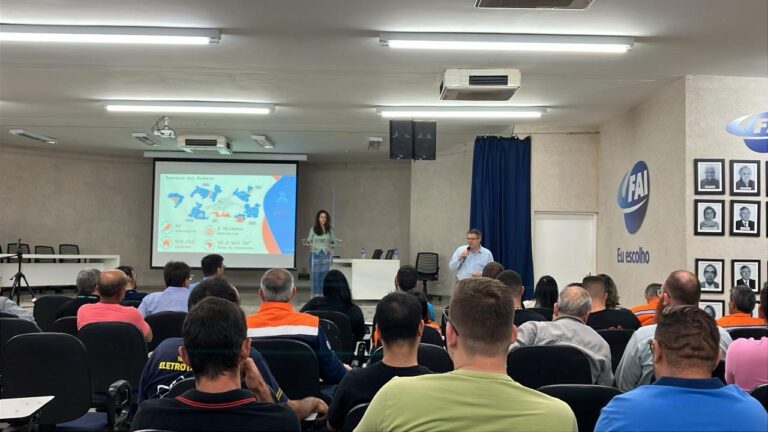 Profissionais da construção, comerciantes e agentes públicos participam de debate sobre segurança com a rede de energia