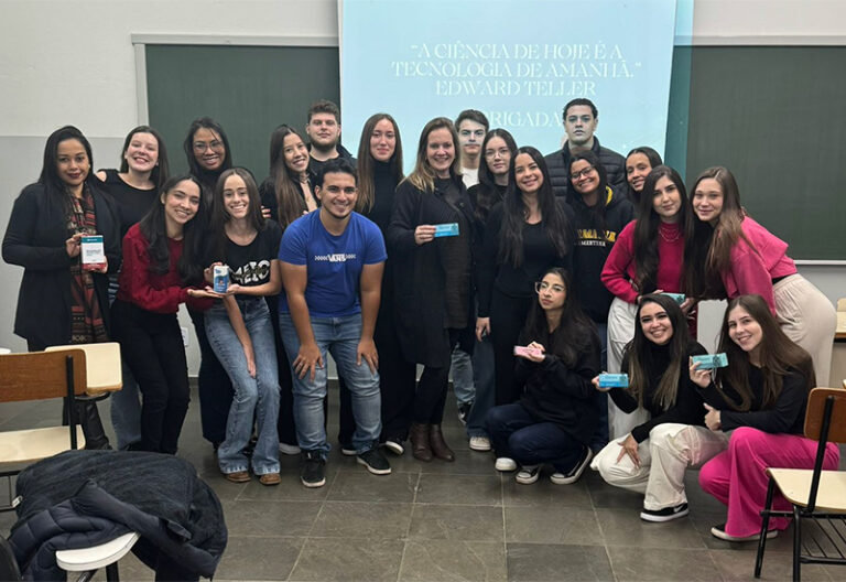 Alunos de Farmácia da FAI desenvolvem produtos em sala de aula durante atividade prática