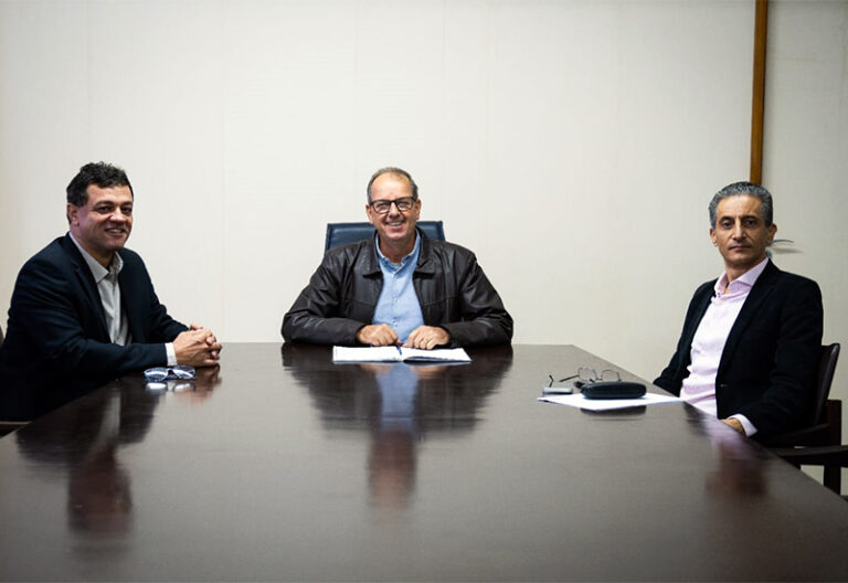 Alexandre Teixeira e Wendel Soares tomam posse para nova gestão na Reitoria da FAI