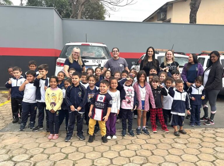 Crianças de escola de Osvaldo Cruz visitam base da Polícia Militar em homenagem ao Dia do Soldado