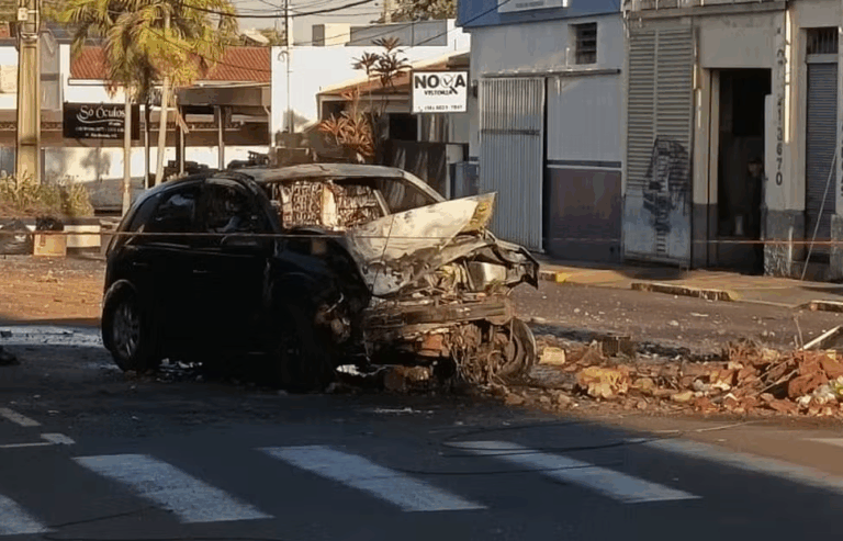 Motorista de 34 anos será levado à Polícia Federal após acidente com carga de cigarros em Adamantina