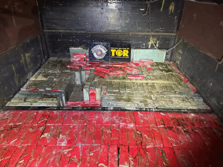 Homem é preso com mais de duas toneladas de maconha em fundo falso de carreta, em Parapuã