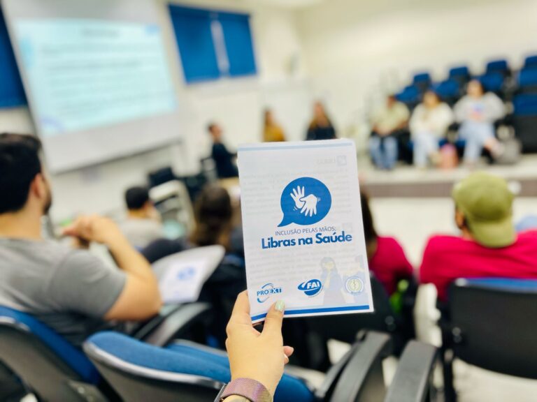 Projeto da FAI leva comunicação inclusiva à saúde pública