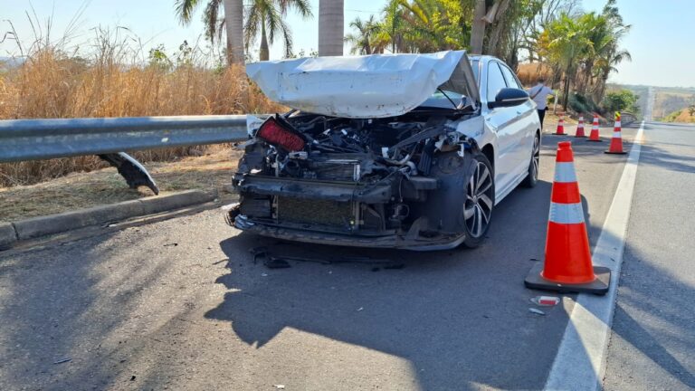 Carro bate na traseira de caminhão na SP-294 em Osvaldo Cruz