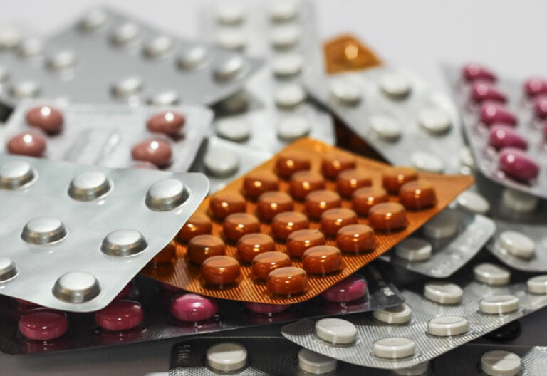 Procon-SP lança cartilha para orientar consumidores sobre uso seguro de medicamentos
