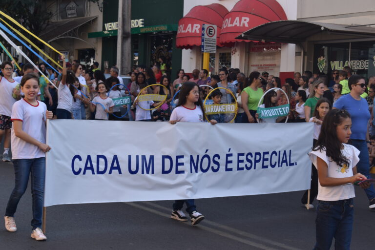 Desfile cívico-militar reúne mais de 2 mil participantes em Adamantina